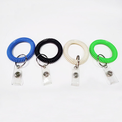 Cuộn dây đeo cổ tay bằng nhựa có thể kéo dài màu rắn với vòng chìa khóa